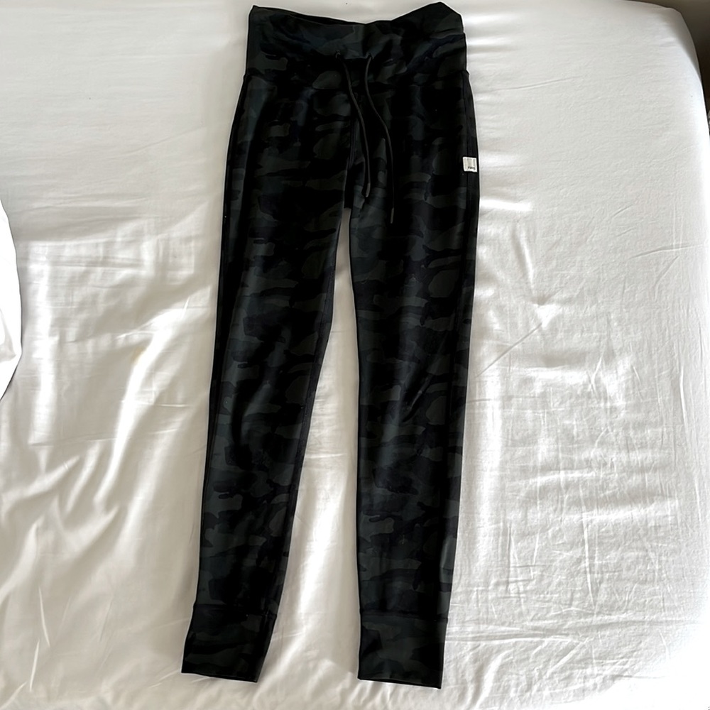 Vuori Camo Leggings. Size Small.